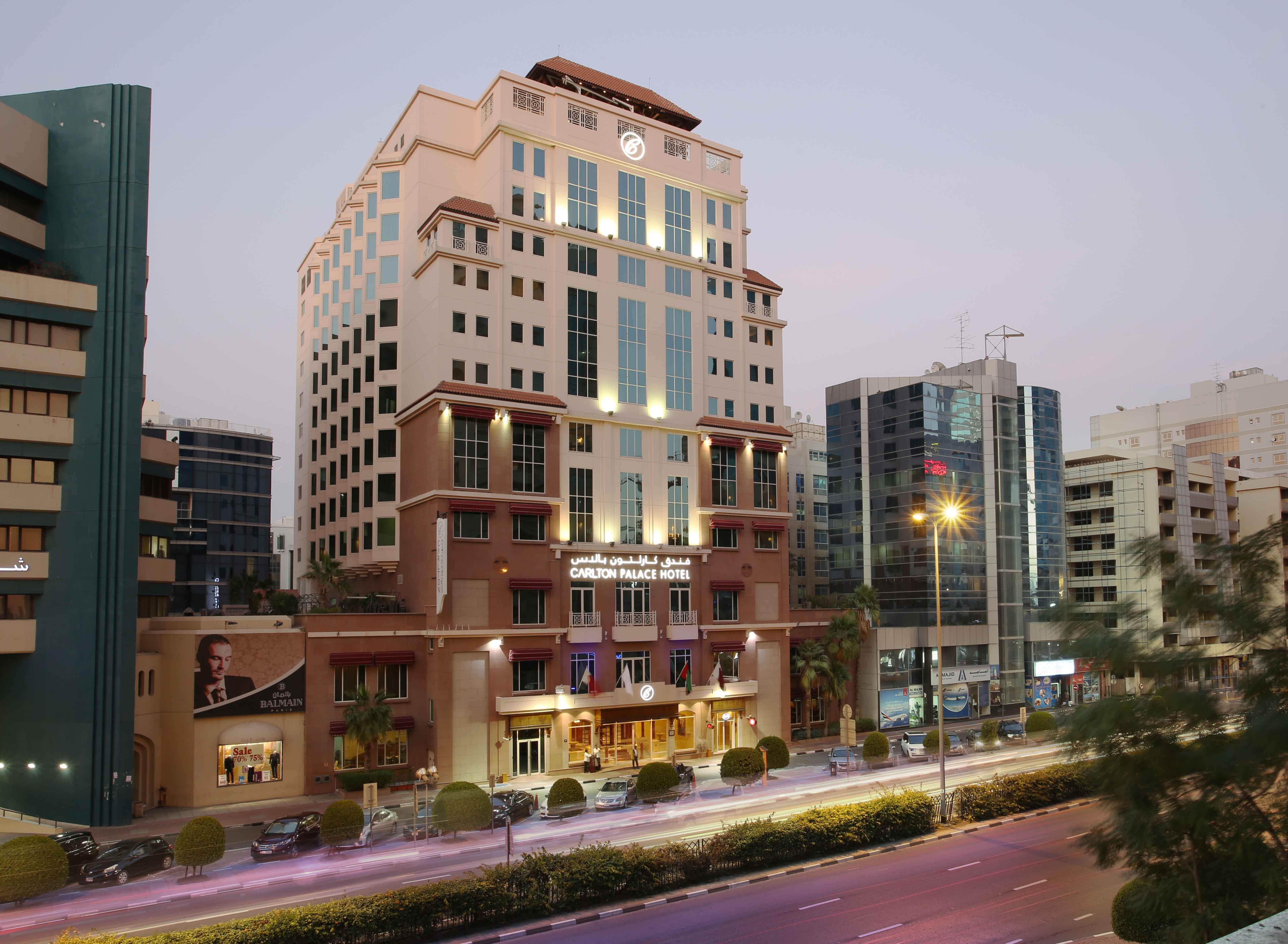 Knight Castle Hotel Dubai Exterior photo The hotel at night